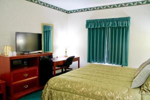 Un pat sau paturi într-o cameră la Grand Vista Hotel & Suites