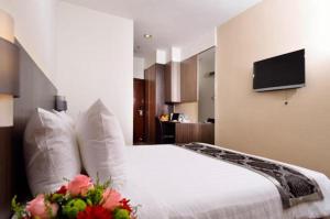 A bed or beds in a room at Holiday Villa Hotel & Suites Kota Bharu - Wakaf Che Yeh, Night Market