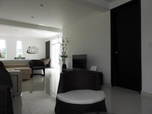 a living room with a couch and a table at Lili House in San Andrés