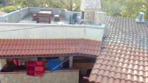 un tetto di una casa con tavolo e sedie di Apartmani Antonella a Premantura