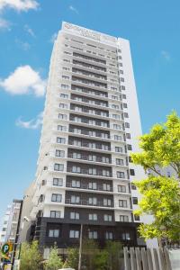 大阪市にある大阪ビューホテル 本町の前に木々がある背の高い白い建物 +98枚の写真