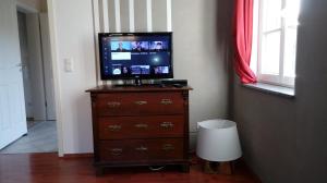 einen Fernseher auf einer Kommode in einem Zimmer in der Unterkunft Ferienwohnung am Spreeradweg in Bautzen in Bautzen