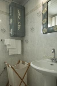 A bathroom at Ancient Corinth Guest House