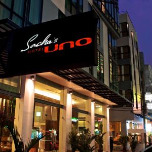 Sacha's Hotel Uno SHA في بانكوك: لافته لمتجر امام مبنى