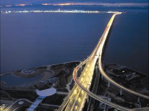 een bovengronds uitzicht op een brug over het water 's nachts bij Star Gate Hotel Kansai Airport in Izumi-Sano