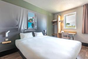 Postel nebo postele na pokoji v ubytování B&B HOTEL Lorient Caudan