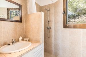 y baño con lavabo y ducha. en Villa Orquidea - Can Juan Calero, en Santa Eulària des Riu