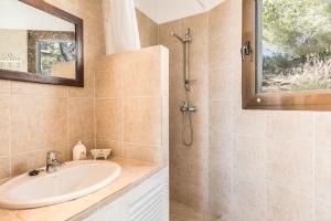 un baño con lavabo y ducha en Villa Orquidea - Amazing landscape view, en Santa Eulària des Riu