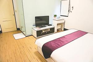 東港的住宿－東港海灣精品民宿  ，一间酒店客房,配有一张床和一台电视