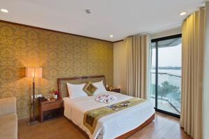 Ένα ή περισσότερα κρεβάτια σε δωμάτιο στο Sunset Westlake Hanoi Hotel