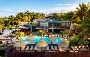 einen Luftblick auf ein Resort mit einem Pool in der Unterkunft Iloha Seaview Hotel in Saint-Leu