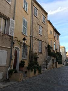 アンティーブにあるBeautiful one-bedroom apartment -StayInAntibes - Picasso 2の建物の並ぶ町の空き道