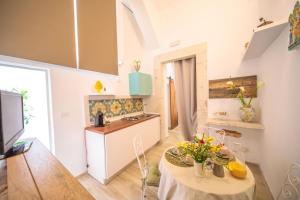 Kuchyň nebo kuchyňský kout v ubytování "Il principio di Archimede"guest & art house