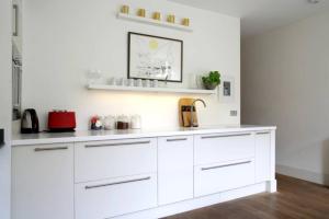 2 Bedroom Basement Flat In Edinburghにあるキッチンまたは簡易キッチン