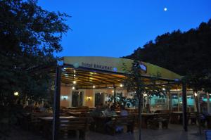 Reštaurácia alebo iné gastronomické zariadenie v ubytovaní Guesthouse Bakarac