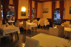 Reštaurácia alebo iné gastronomické zariadenie v ubytovaní Guesthouse Bakarac
