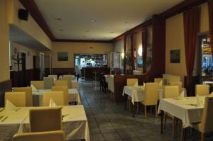 Reštaurácia alebo iné gastronomické zariadenie v ubytovaní Guesthouse Bakarac