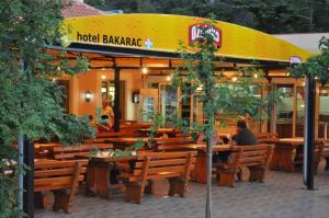 Reštaurácia alebo iné gastronomické zariadenie v ubytovaní Guesthouse Bakarac