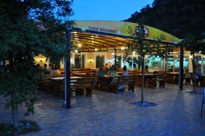 Reštaurácia alebo iné gastronomické zariadenie v ubytovaní Guesthouse Bakarac