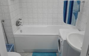 Łazienka z białą wanną obok umywalki w obiekcie Studio Krakowski Styl w Krakowie +12 zdjęć
