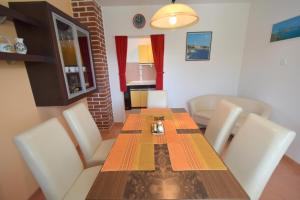 Kuchyň nebo kuchyňský kout v ubytování Apartments Hana