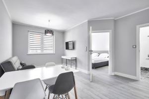 Postel nebo postele na pokoji v ubytování Apartamenty Między Jeziorami - Free Parking, FV