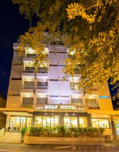 een gebouw met een hofhotel 's nachts bij Hotel Golf in Cattolica