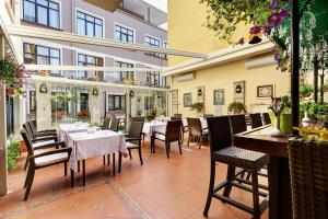 un restaurant avec des tables et des chaises dans une cour dans l'établissement Arena Hotel - Special Class, à Istanbul