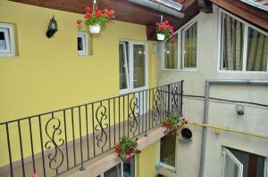 un balcone di una casa con fiori di Pensiunea La Palaguta a Baia Mare