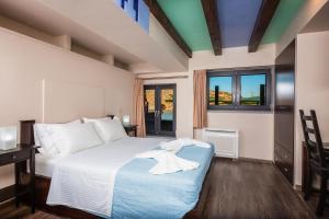 um quarto com uma cama com uma toalha em Villa Menelaos em Móchlos