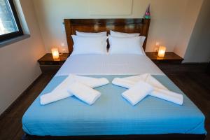 A bed or beds in a room at Villa Menelaos