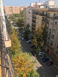 een luchtzicht op een straat met gebouwen bij Cristina Apartamento Center in Valencia