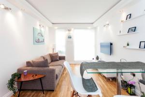 a living room with a couch and a table at Italianflat - Stamford Bridge in London