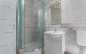 Ένα μπάνιο στο Apartments Emili +38 φωτογραφίες