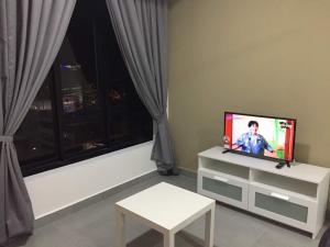 Televízia a/alebo spoločenská miestnosť v ubytovaní Mayzi Holiday Home @ Cyberjaya