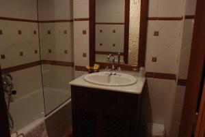 y baño con lavabo, ducha y espejo. en Hotel O Portelo Rural, en Allariz 32 fotos más