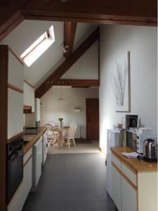 ナントウィッチにあるPillory House Loft Apartmentのテーブルとダイニングルームのあるキッチン