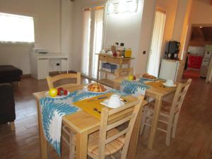 een keuken en eetkamer met een tafel en stoelen bij B&B Sibi in Lierna