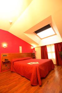A bed or beds in a room at Hotel Virgen de Covadonga