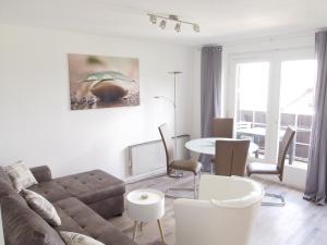 een woonkamer met een bank en een tafel bij Ferienwohnung Schimmer 27 in Braunlage