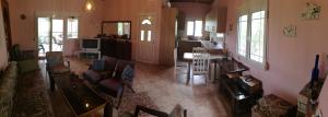 Vista aérea de la sala de estar y la cocina en Kavouri 2 en Nea Potidaea