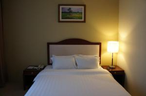 Postel nebo postele na pokoji v ubytování Gaya Centre Hotel