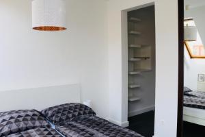 Posteľ alebo postele v izbe v ubytovaní Rozmaring Apartman Pécs