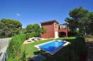 Bazén v ubytování VILLA ALBENIZ- Zona muy tranquila en Cala Pi- Llucmajor- Mallorca nebo v jeho okolí