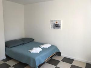 łóżko z dwiema poduszkami w pokoju w obiekcie Apartament Matejki 7/4 w Zielonej Górze