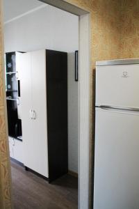 ノヴォシビルスクにあるОбская 82のキッチン(冷蔵庫付)が備わる客室です。