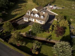 una vista aerea di una grande casa con cortile di Bridgeburnhouse Bed and Breakfast a Treantagh