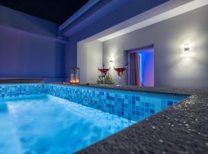Bazén v ubytování Savvas Luxury Suites nebo v jeho okolí