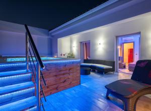 uma piscina com jacuzzi numa casa em Savvas Luxury Suites em Laganas