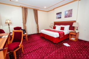Een bed of bedden in een kamer bij Sama Al Deafah Hotel